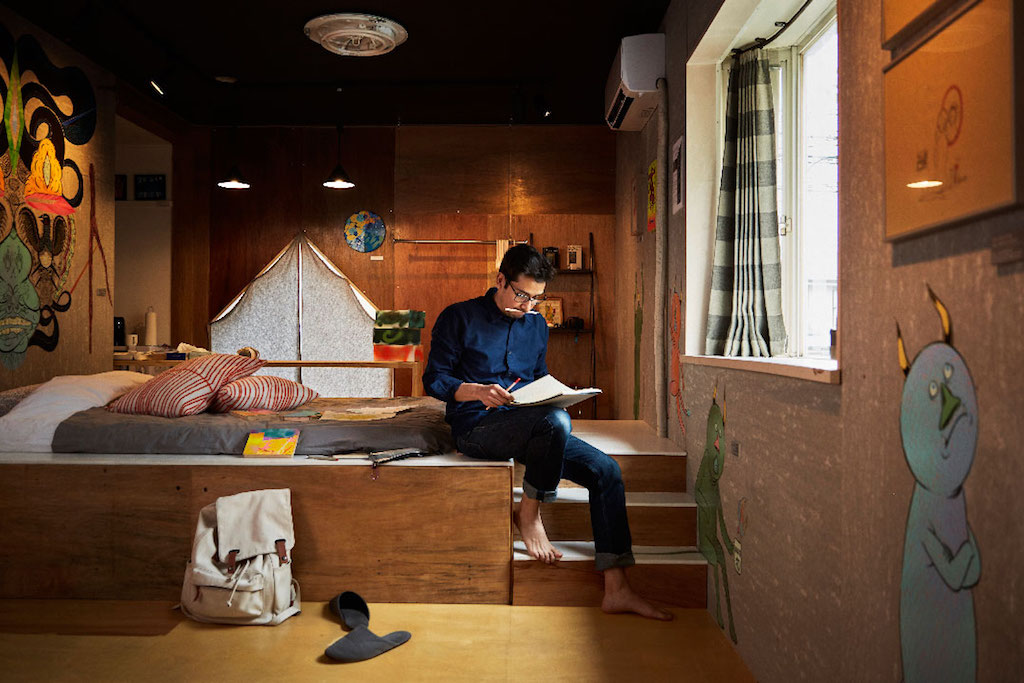 A digital nomad, working in the Airbnb room - airbnb and business travel