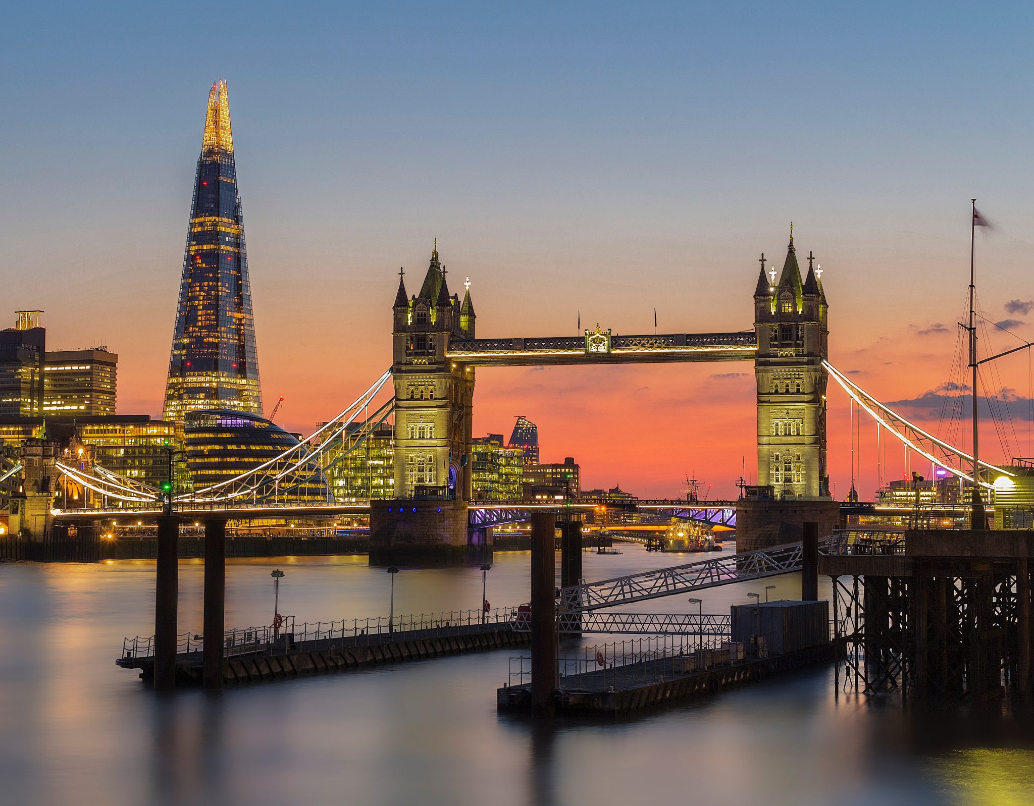 Le Tower Bridge illuminé et le gratte-ciel Shard s'élèvent au-dessus de la Tamise au coucher du soleil à Londres - meilleurs rendements locatifs a londres